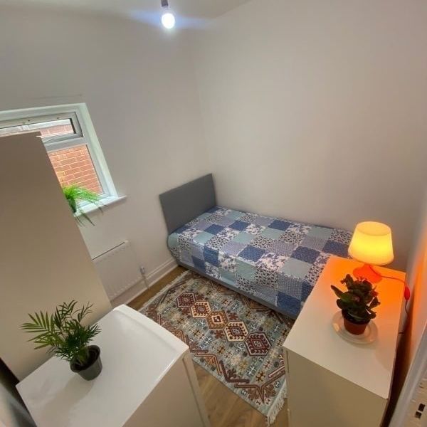 Room in a Shared House, Ancona Road, NW10 - Photo 1