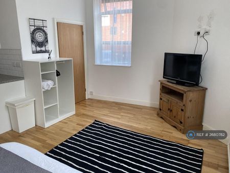 Studio to rent - Photo 2