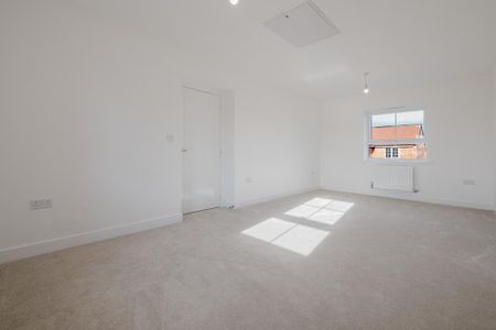 4 bedroom semi-detached house to rent - Photo 3