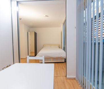 Room in a Shared Flat, Becquerel Court, SE10 - Photo 5