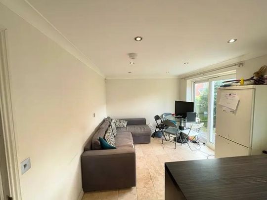 6 bedroom detached house to rent - Photo 1