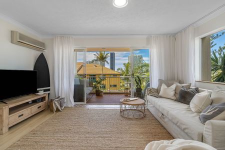 BEACHSIDE UNIT COOLANGATTA - Photo 2