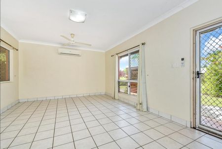 FAMILY HOME WITH LARGE AIR-CONDITIONED DEMOUNTABLE & INGORUND SPA - Photo 2