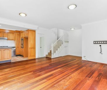 Centrally Located, Expansive And Private, Dual Storey 3 Bedroom, 2.... - Photo 2