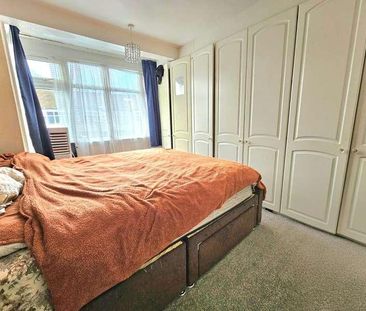 Beechfield Gardens, Romford, RM7 - Photo 4