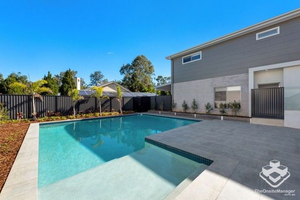 4-bedroom Townhouse for lease - Photo 1