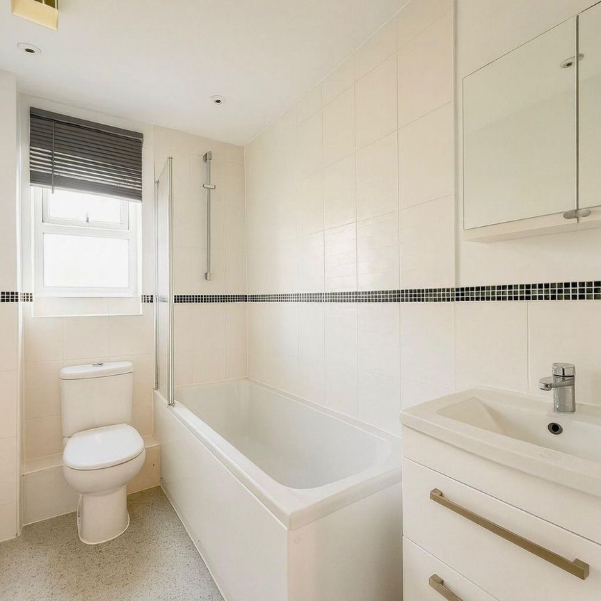 2 bedroom Flat To Let - Photo 1