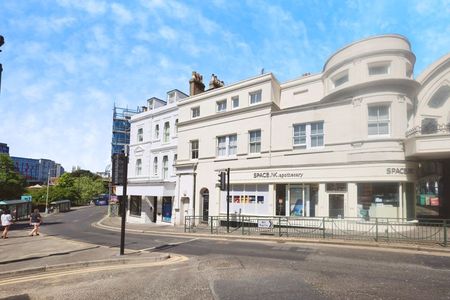 New build luxury apartment with bills included situated by the beach - Photo 2