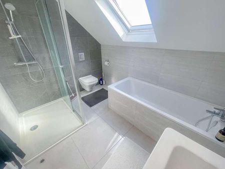Stunning Bedroom Flat In Fairmead Crescent, HA8 - Photo 3
