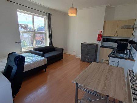 Studio Flat, Hollyshaw Lane, LS15 - Photo 5