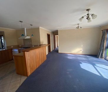 This appealing, sun-filled home features a bright open-plan kitchen... - Photo 3