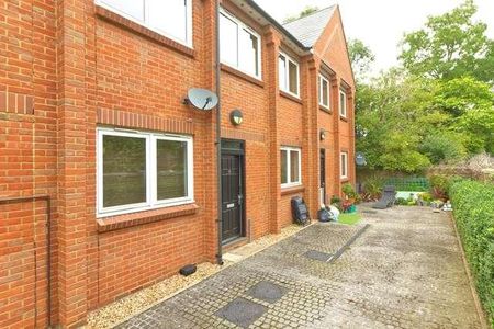 Stony Stratford - A Prime Bed Maisonette Within Gated Courtyard, MK11 - Photo 3