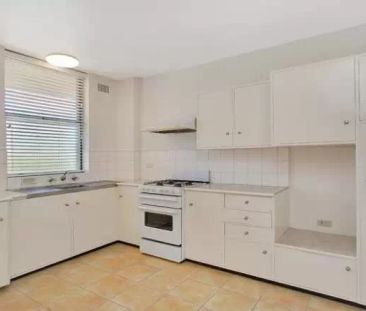 FABULOUS ONE BEDROOM APARTMENT IN A GREAT LOCATION - Photo 3