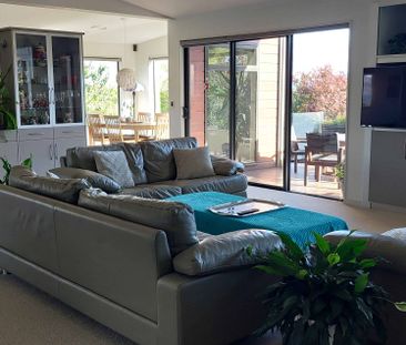 Three bedroom, elevated home, awesome views - Photo 1