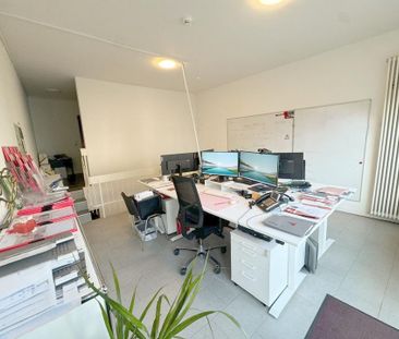 Helle Wohnung auf zwei Ebenen mit eigenem Keller und Außenstellplatz - Photo 1