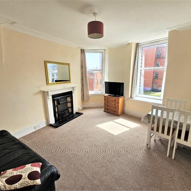 4 bedroom flat to rent - Photo 1