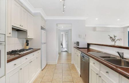 Spacious, Fully Furnished 2-Bedroom Unit Opposite North Beach, Wollongong - Photo 2