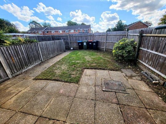 2 bedroom end of terrace house to rent - Photo 1