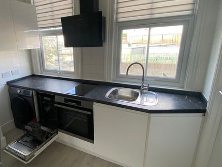 2 Bed Flat, London, W3 - Photo 5