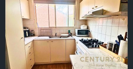 Spacious & Energy-Efficient 3-Bedroom Home Near Penrith CBD - Photo 3