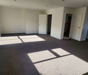 Warm, sunny and safe: 3BR Townhouse in Ellerslie! - Photo 4
