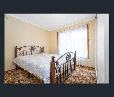 3 bedroom home in Hamlyn Heights! - Photo 3