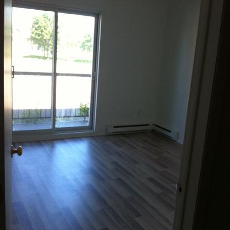 Grand 4 1/2 impeccable 1er étage à louer - Photo 4