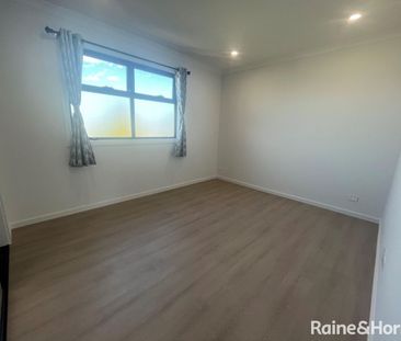 Brand New 2 bedroom plus study Townhouse in central location close ... - Photo 4