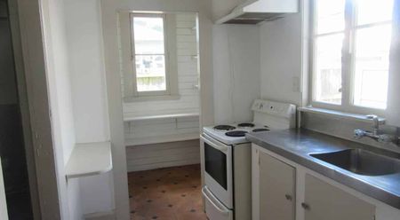 RICCARTON - LARGE CHARATCER HOME, 6 BEDROOMS, 2 HEAT PUMPS, GARDENER INCLUDED - Photo 4