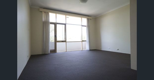 Spacious Two Bedroom Unit In Prime Location! - Photo 1