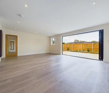 4 bedroom detached bungalow to rent - Photo 2