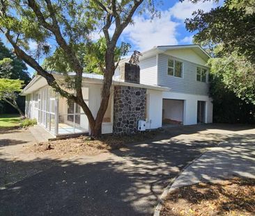 LARGE HOME FOR FAMILIES OR FLATTIES! - Photo 4