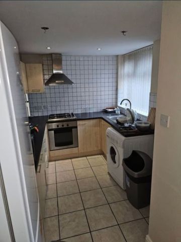 Room in a Shared House, Carnforth Street, M14 - Photo 5