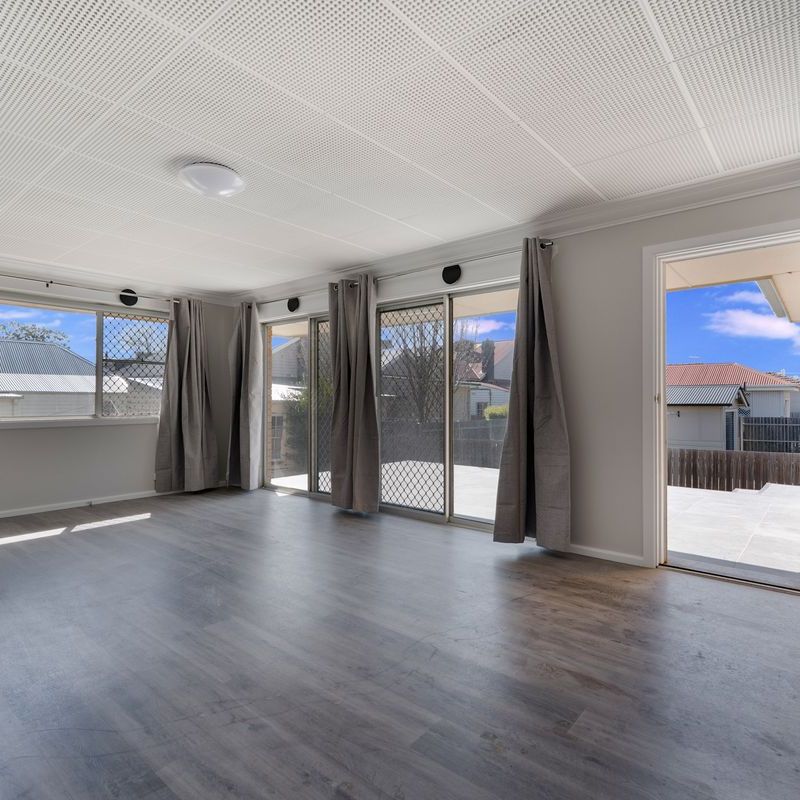 Spacious 3 Bedroom Renovated Unit - Photo 1