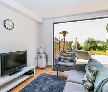 4 bedroom terraced house to rent - Photo 3