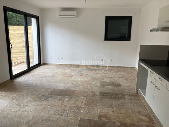 Maison de 2021 de 90m² avec 85m² de jardin Idéalement située non loin du centre de vinon La maison se compose au rez de chaussée : Entrée avec placard séjour cuisine équipée, cellier, une chambres, salle d'eau, wc. 1er 2 chambres, salle de bains wc Chauf, - Photo 1