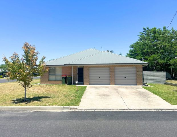 Modern 3-Bedroom Home in Eglinton - Photo 1