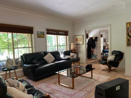 Large home with land and paddocks - Photo 2