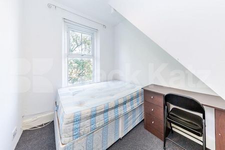 two spacious double bedrooms with a large open plan lounge close to station - Photo 4