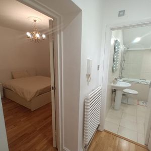 1 bedroom in a flat share to rent - Photo 2