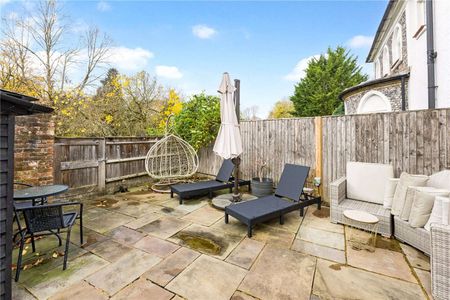 A stunning and rarely available two bedroom, two bathroom cottage in private development set behind electronic gates. - Photo 2