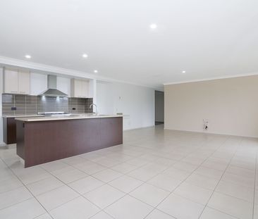 Where Contemporary Living Meets Everyday Ease - Photo 5