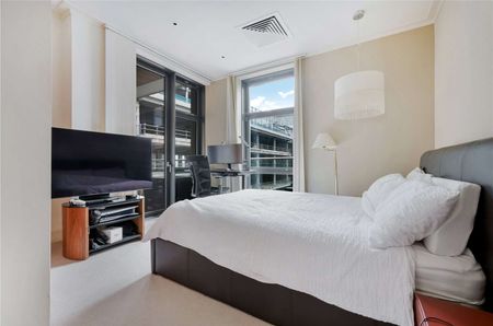 Savills are delighted to present this spacious residence in the sought-after Discovery Dock West development. - Photo 5