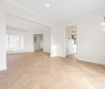 Luxury Family Living Opposite Parkland - Photo 2