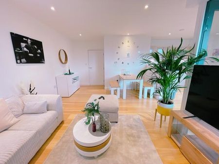 1 bedroom in a flat share to rent - Photo 2