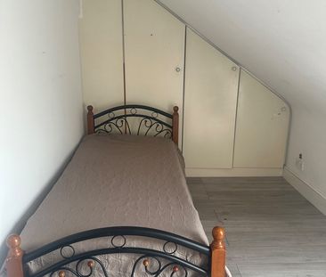 4 Bed Flat, Eastern Avenue, IG4 - Photo 5