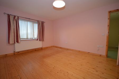 5 Bed Semi-detached House - Photo 2