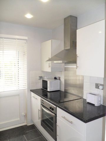 4 bedroom semi-detached house to rent - Photo 4