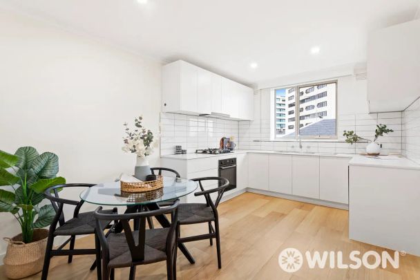 “Perfectly positioned on St Kilda’s iconic Esplanade” - Photo 1