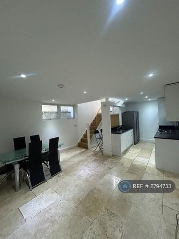 4 bedroom detached house to rent - Photo 2